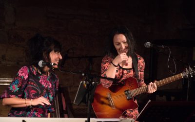 O falešných tónech, soucitu a příběhu, který se skrývá pod nimi.